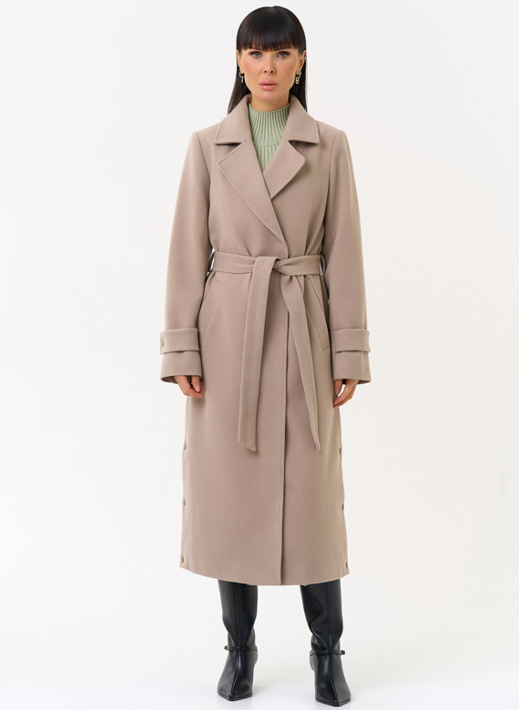 Женское пальто бежевого цвета с поясом