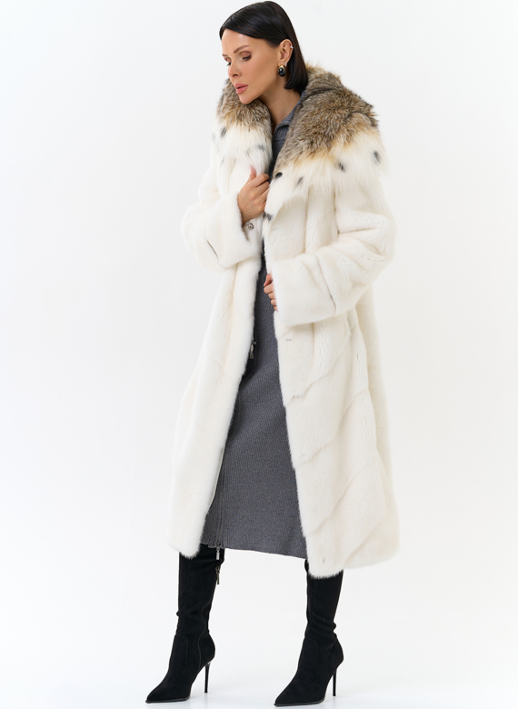 Белая шуба из норки с рысью