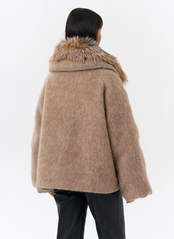 Женский пуховик с отделкой из меха блюфрост