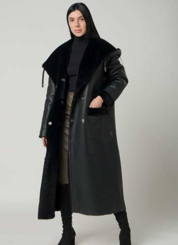 Удлиненная женская дубленка с капюшоном