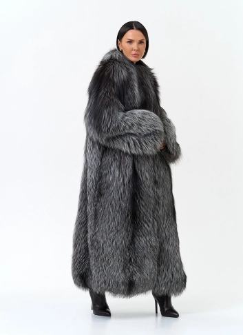 Женская шуба из меха чернобурой лисы фото