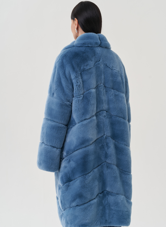 Шуба из меха кролика синего цвета с английским воротником
