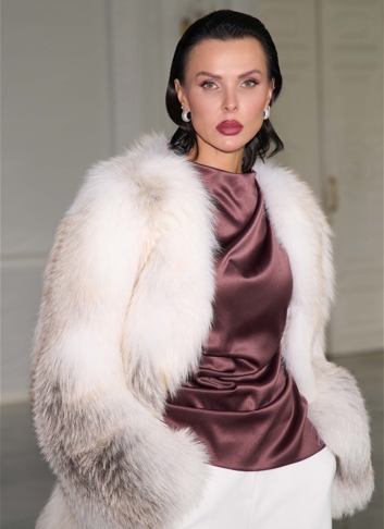 Светлая шуба из меха лисы с поясом