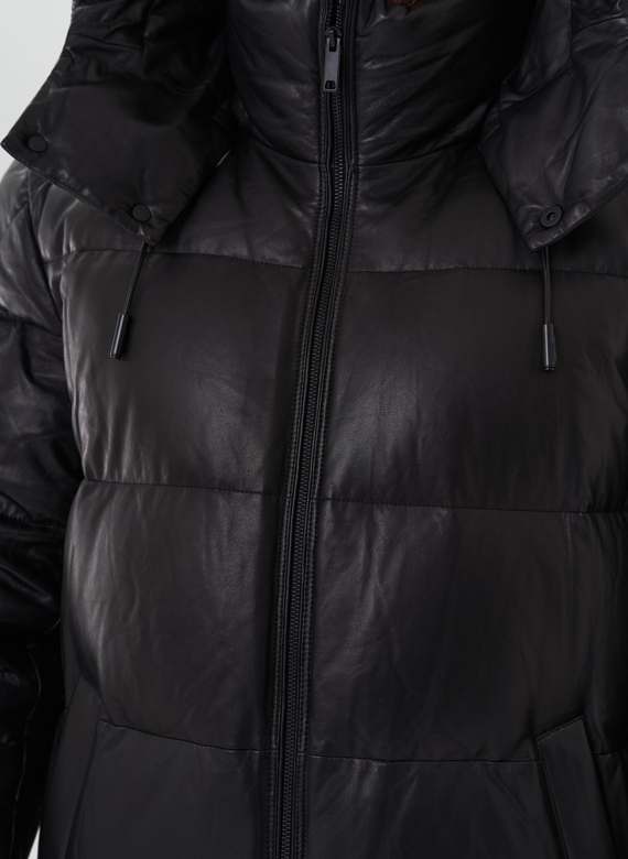 Пуховик из натуральной кожи с капюшоном