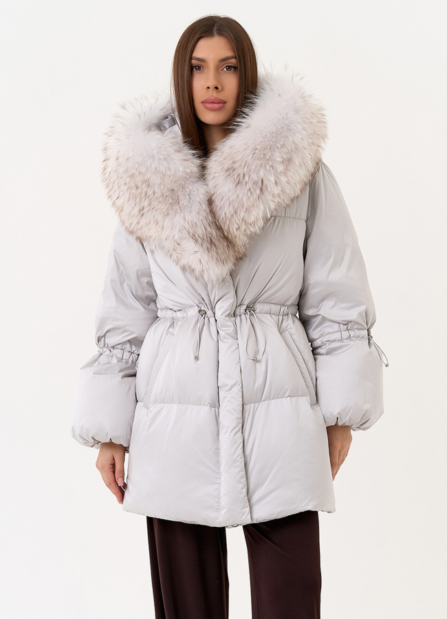 Светлый пуховик с капюшоном из меха лисы модель № 31700 универмаг малина
