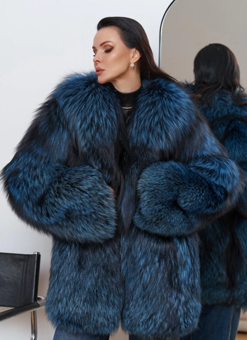 Шуба из меха чернобурки голубого цвета фото