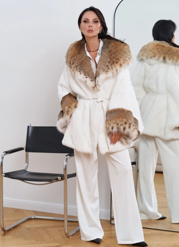 Женская белая шуба из меха норки с отделкой из меха рыси фото