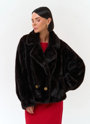 Женское двубортное пальто из эко меха