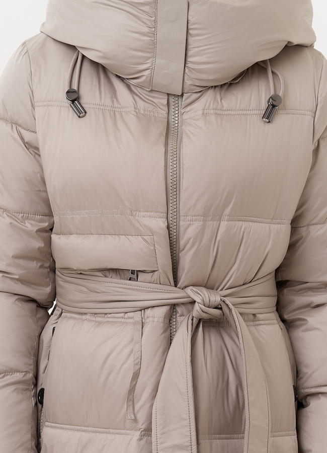 Длинный женский пуховик в бежевом цвете модель № 31292 в кредит