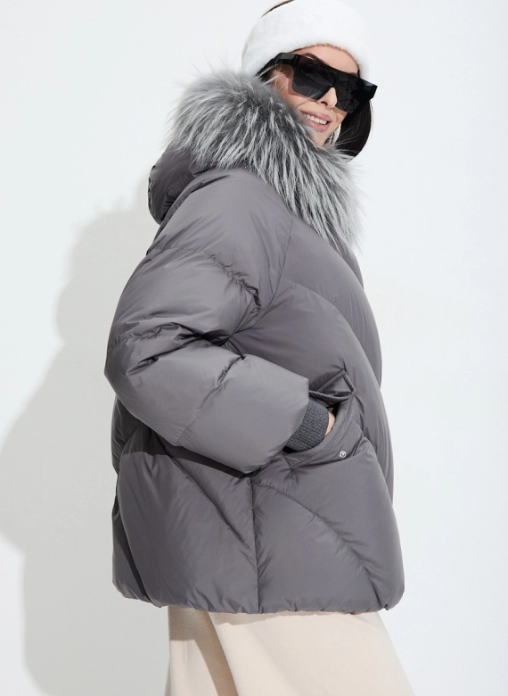 Женский пуховик с мехом енота на капюшоне фото