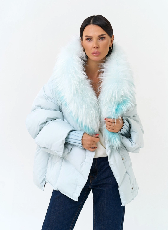 Женский пуховик с мехом енота на капюшоне фото