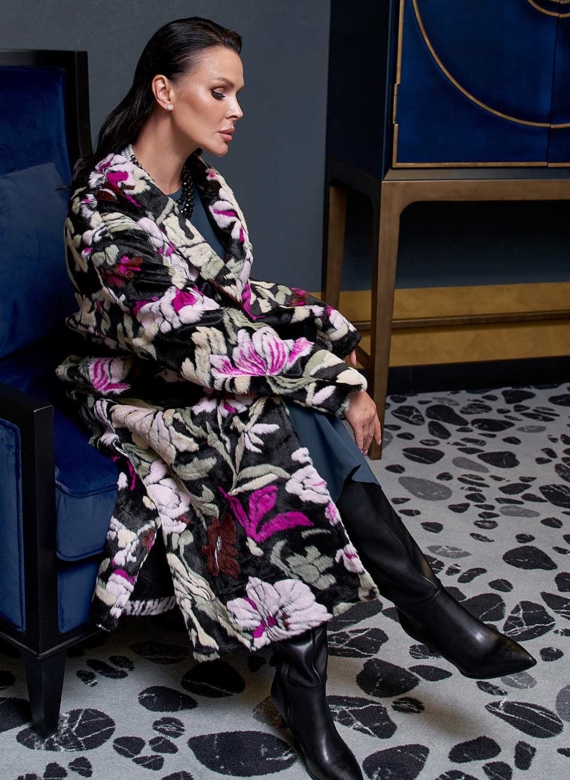 Пальто из эко меха с цветочным принтом