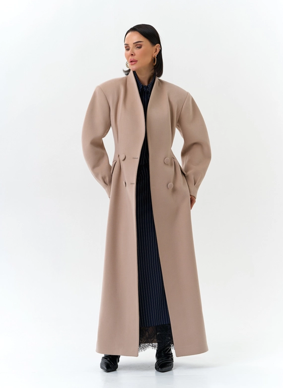 Женское длинное пальто с акцентными рукавами фото